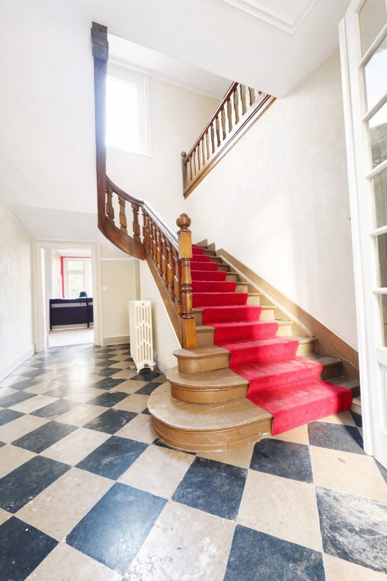 Hall d'entrée à damier de marbre et escalier d'honneur, maison bourgeoise à Saint-Omer