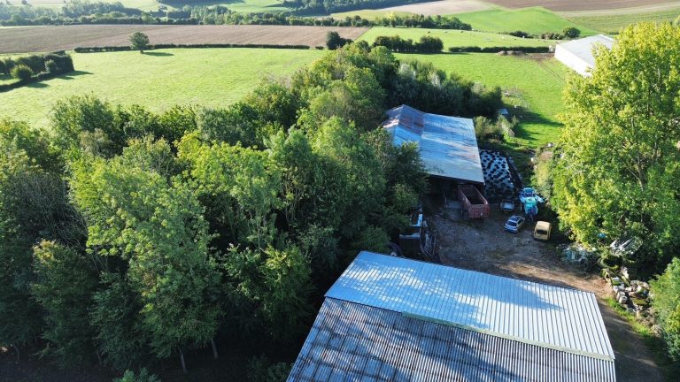 Vue aérienne des deux hangars agricoles en pleine campagne à Dohem