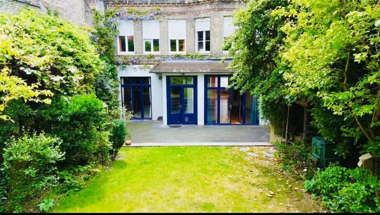 Maison de caractère à Saint-Omer : jardin arboré et façade arrière