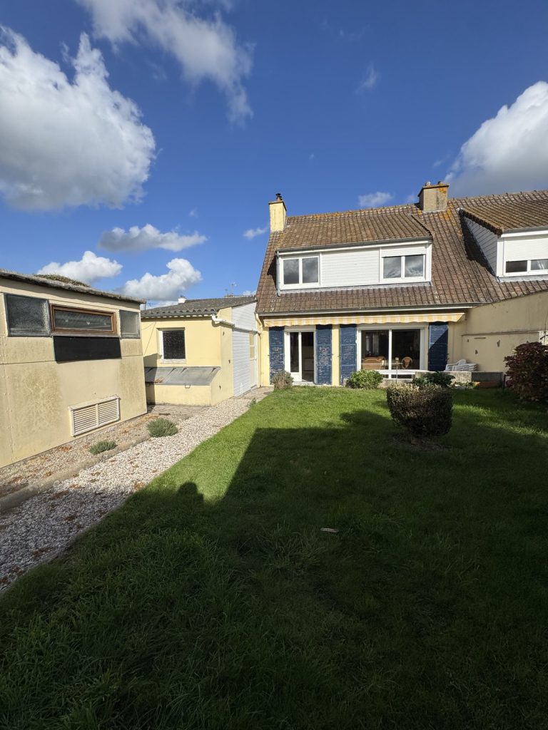 Façade arrière de la maison avec jardin à Saint-Martin-lez-Tatinghem