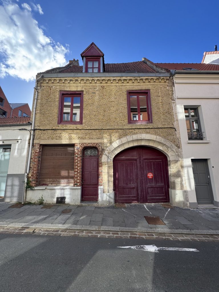 Façade en brique jaune de l'immeuble en centre-ville de Saint-Omer
