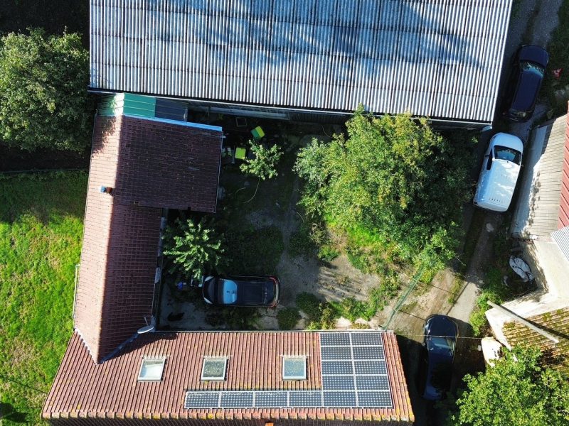 Vue aérienne de la maison, de la cour et du hangar