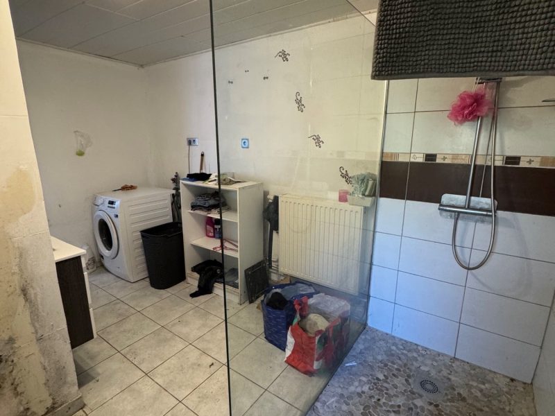 Salle de douche avec douche à l'italienne