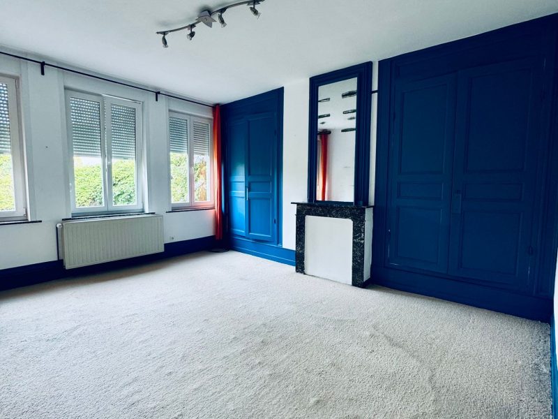 Maison de caractère à Saint-Omer : chambre avec placards intégrés
