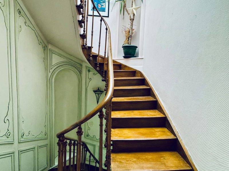 Maison de caractère à Saint-Omer : escalier tournant en bois et boiseries