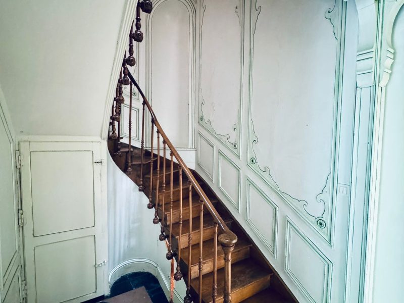 Maison de caractère à Saint-Omer : cage d'escalier ancienne et boiseries