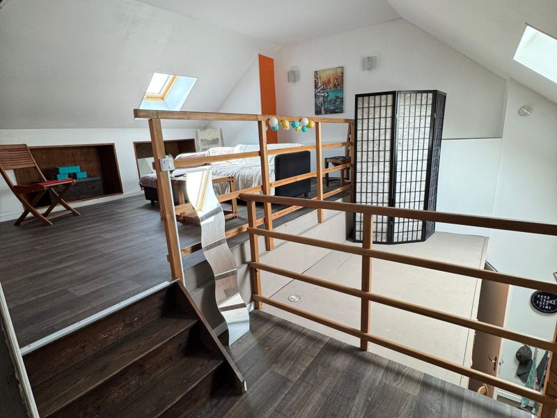 Maison de caractère à Saint-Omer : pièce mansardée avec mezzanine sous les toits