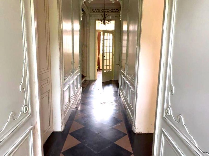 Maison de caractère à Saint-Omer : couloir d'entrée avec carrelage en damier et boiseries