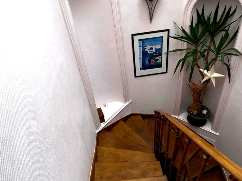 Maison de caractère à Saint-Omer : escalier et niches décoratives