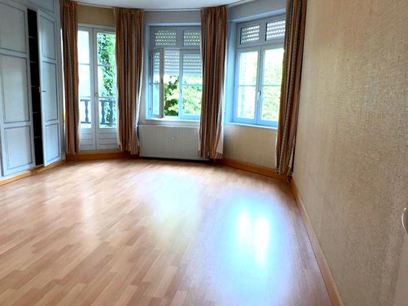 Maison de caractère à Saint-Omer : chambre lumineuse avec bow-window