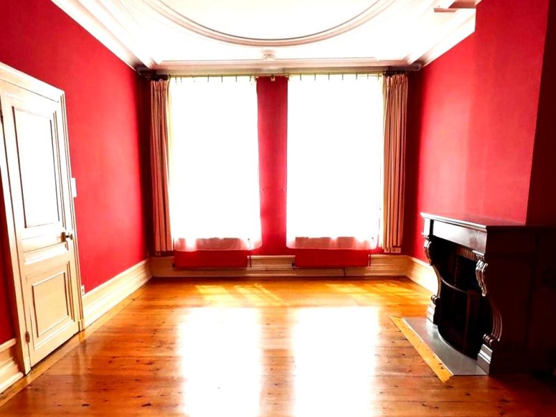 Maison de caractère à Saint-Omer : salon avec moulures, rosace au plafond et parquet