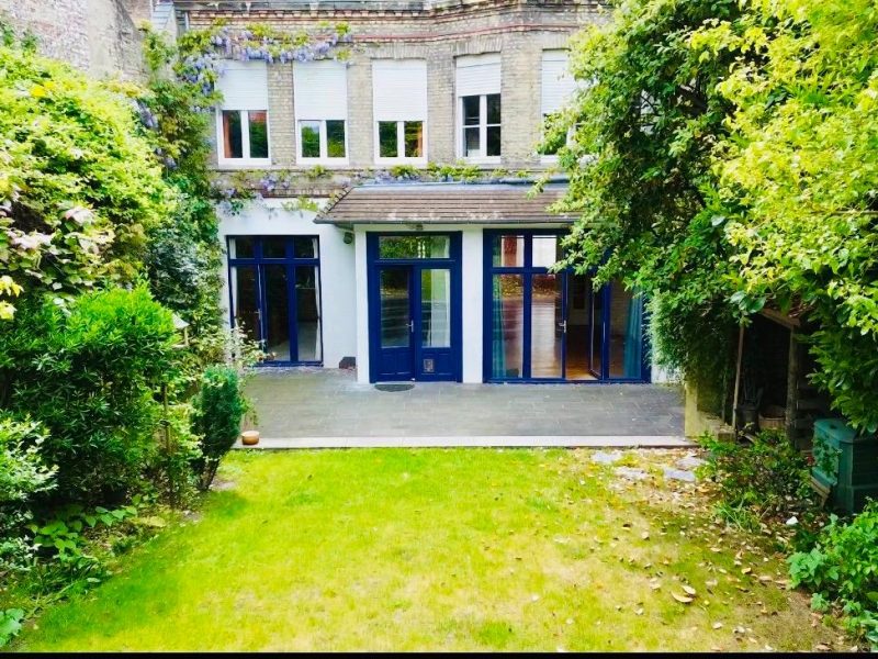 Maison de caractère à Saint-Omer : jardin arboré et façade arrière