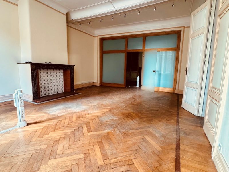 Pièce de vie au parquet en chevrons et cheminée de marbre, maison bourgeoise à Saint-Omer