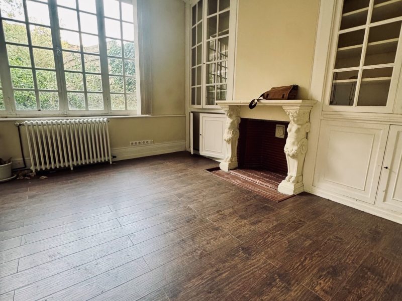 Espace professionnel avec boiseries et cheminée de pierre sculptée, maison de maître à Saint-Omer