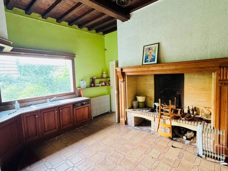 Cuisine à grande cheminée de bois et plafond à solives, maison bourgeoise à Saint-Omer