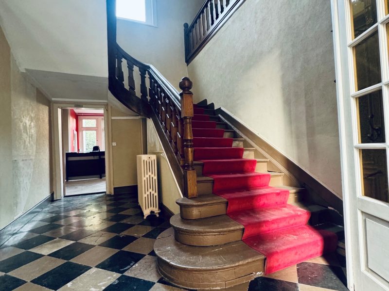 Entrée à damier de marbre et escalier en chêne d'une maison de maître à Saint-Omer
