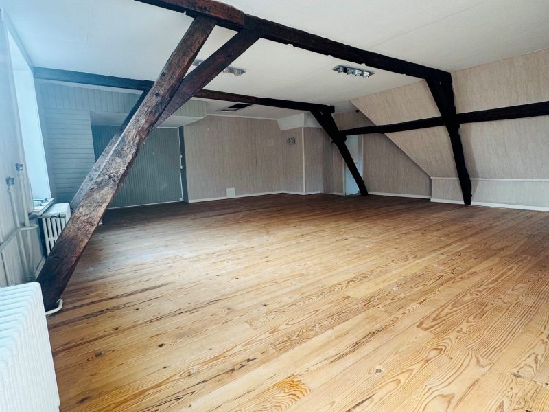 Plateau aménagé à charpente apparente au second étage, maison bourgeoise à Saint-Omer