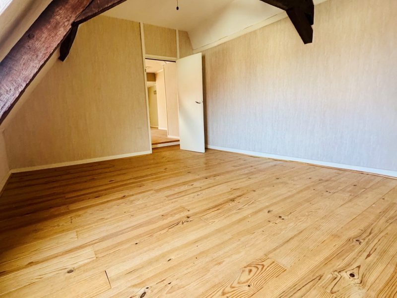 Chambre sous combles avec parquet de pin, maison bourgeoise à Saint-Omer
