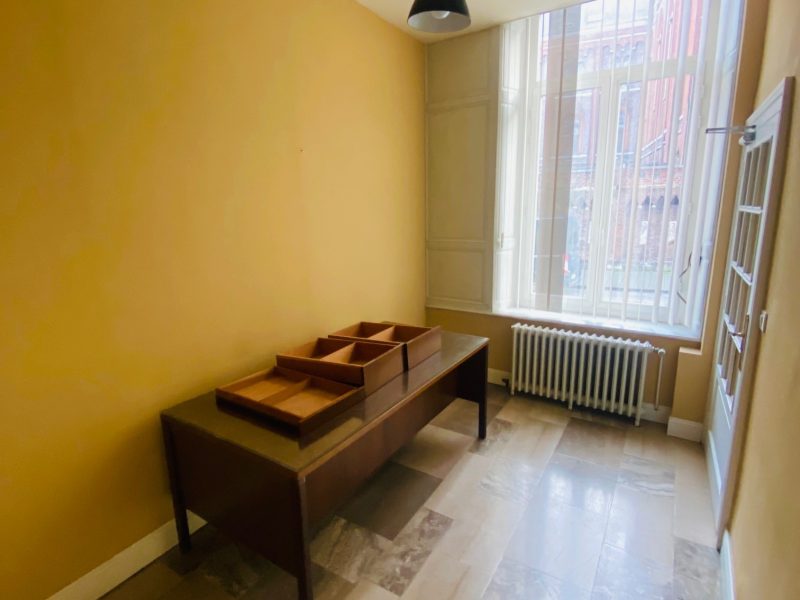 Bureau avec haute fenêtre sur rue, maison de caractère à Saint-Omer