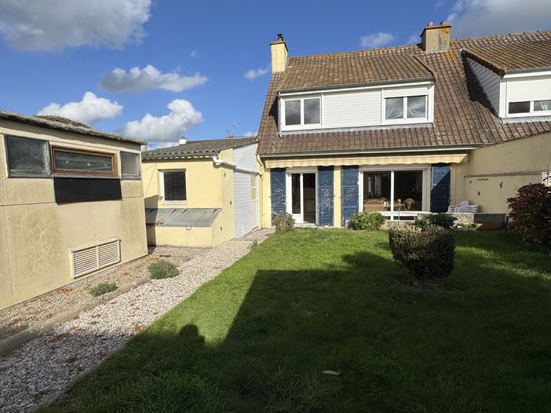 Façade arrière de la maison avec jardin à Saint-Martin-lez-Tatinghem