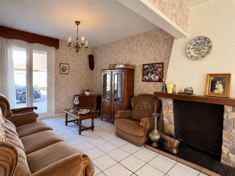 Salon avec cheminée de la maison à Saint-Martin-lez-Tatinghem