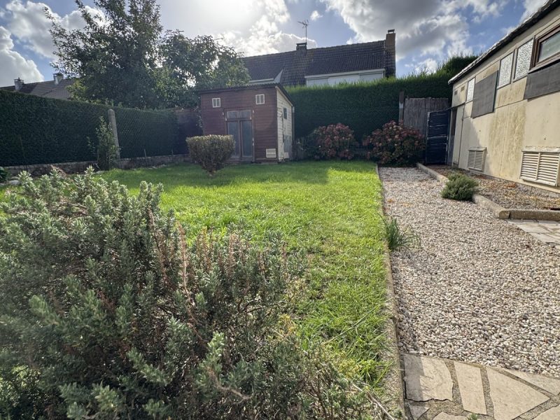 Jardin avec chalet en bois de la maison à Saint-Martin-lez-Tatinghem