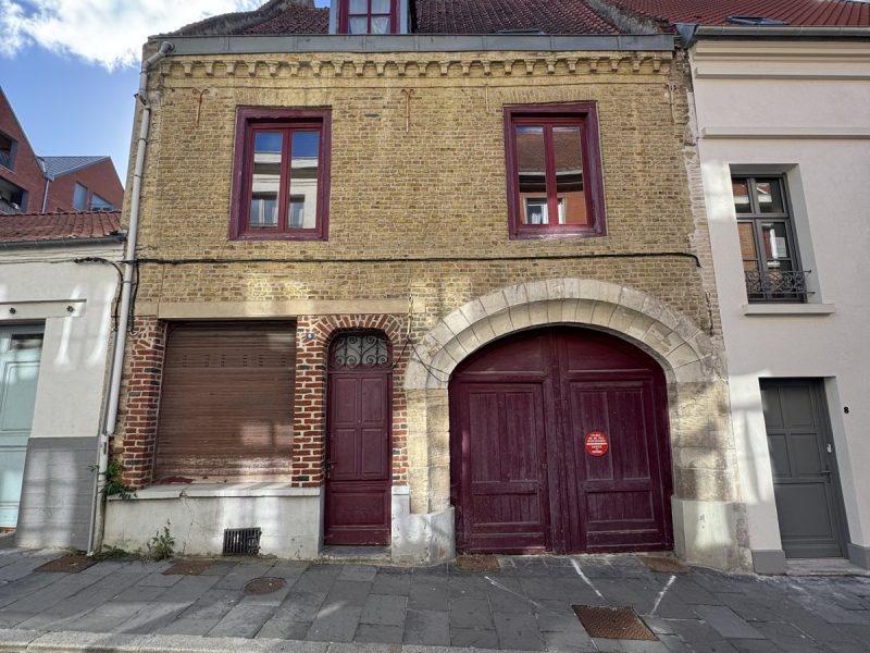 Façade en brique jaune de la maison en centre-ville de Saint-Omer
