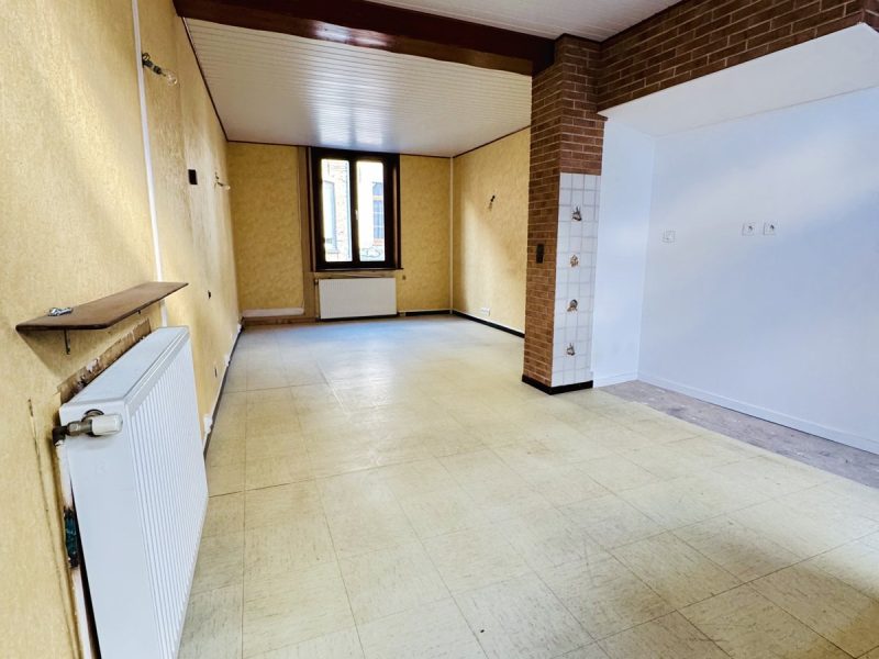 Salon au premier étage de la maison en centre-ville de Saint-Omer